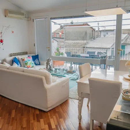 038 - Attico Lussuoso Terrazza Centro Citta' 500m Mare, Parcheggio Gratis Vicino Apartament